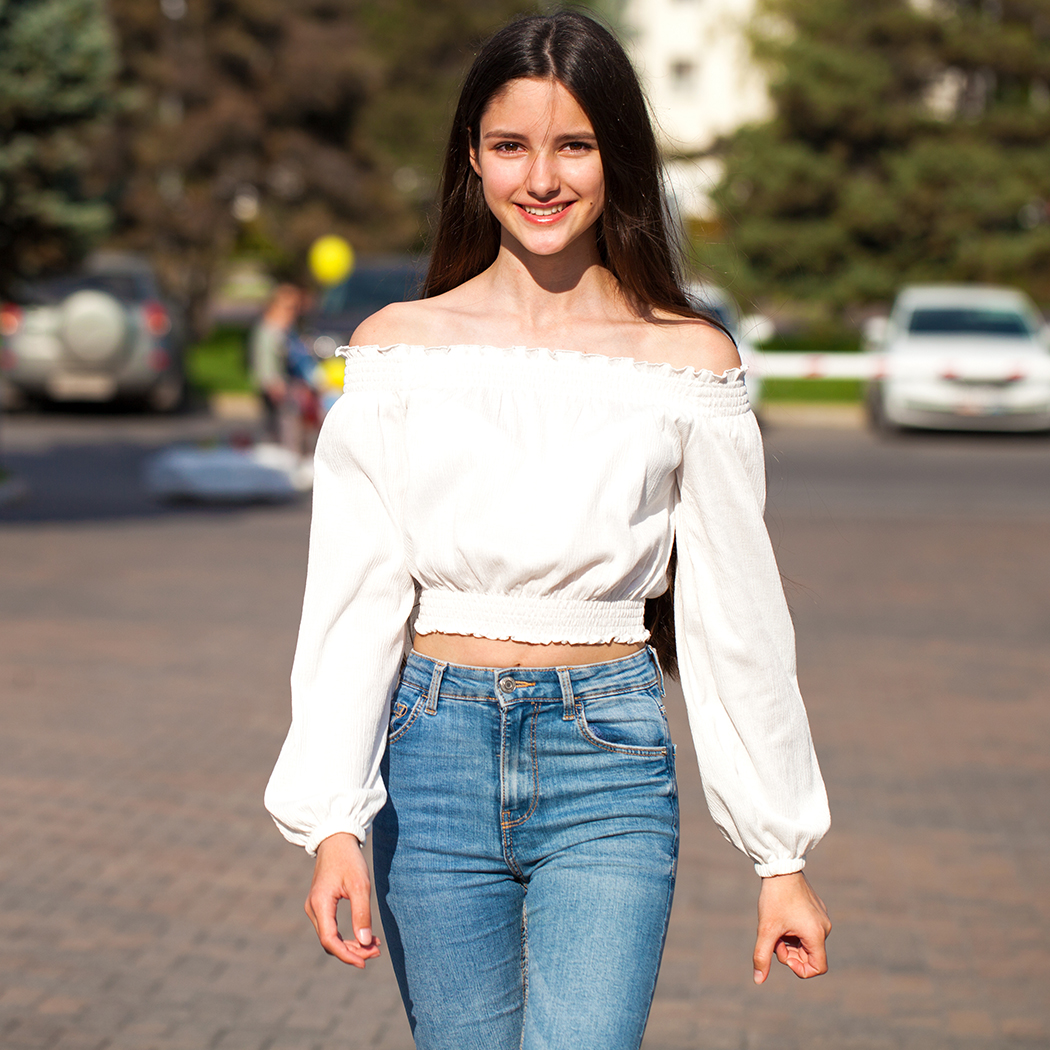 Bluzki i sukienki letnie z odkrytymi ramionami - sprawdź najmodniejsze i dowiedz się, jak je nosić!